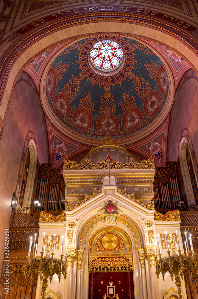 Obraz premium splendid interior of jewish Dohány Street Synagogue in Budapest