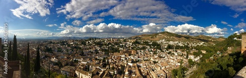 Panorama de la ciudad de Granada con unas nubes perfectas un dia de verano