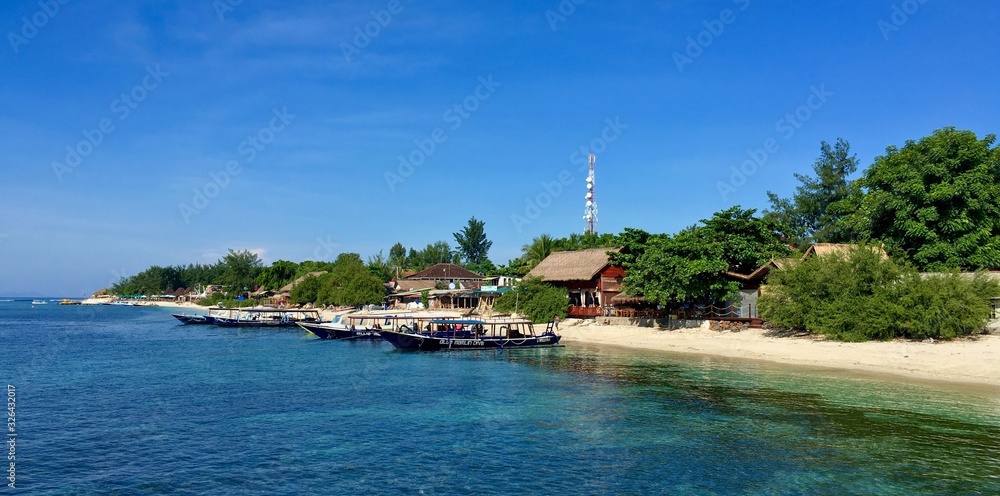 Detalle de la costa de la isla de Gili T con barcos anclados