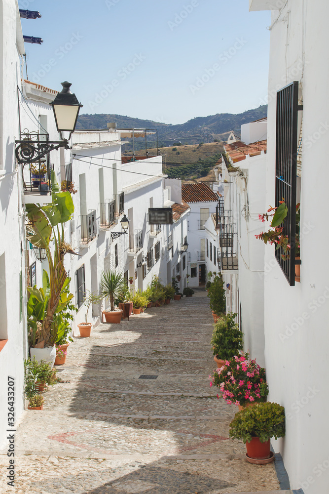 Fototapeta premium urocza ulica we Frigiliana, Andaluzja, Hiszpania