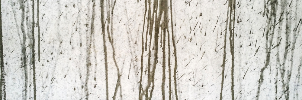 Obraz premium Raindrops splash on a gray concrete wall