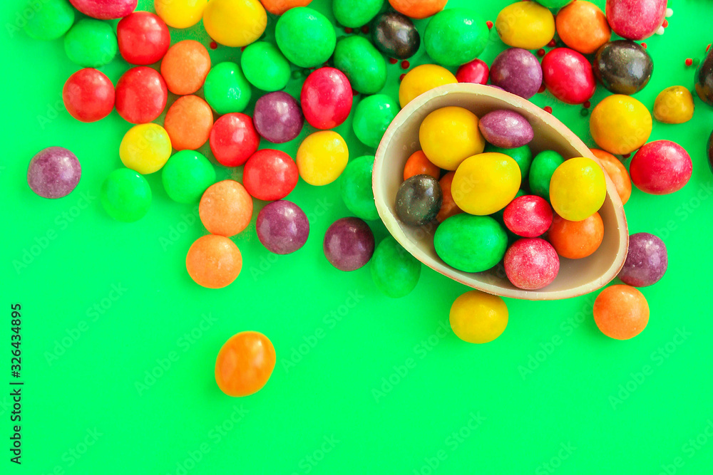 Obraz premium chocolate egg and candy easter decor, menu concept background. top view. copy spaces
