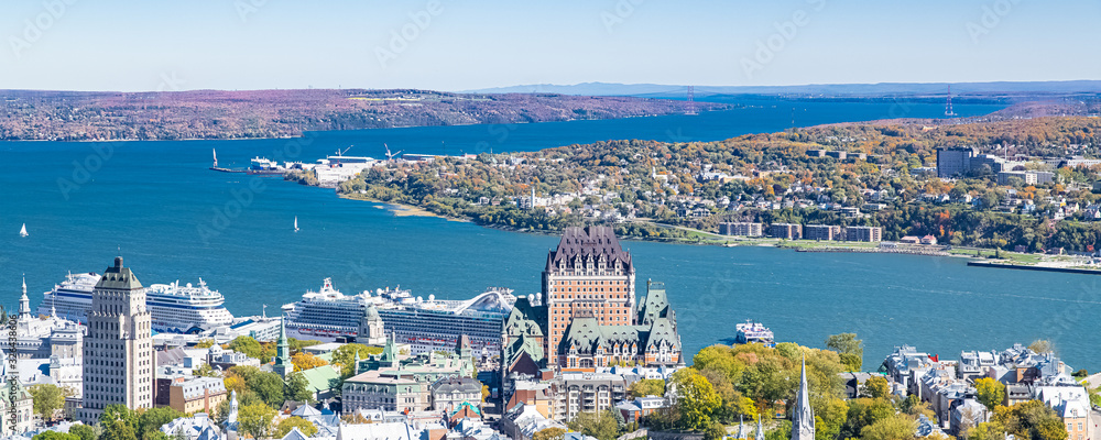 Obraz premium Quebec City, panorama of the town, with the Saint-Laurent river in background