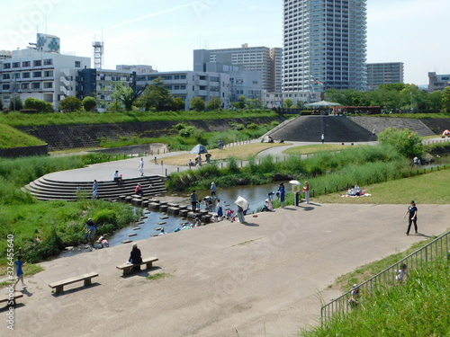 Wallpaper Mural 5月の大正川河川敷公園(大阪府摂津市) Torontodigital.ca