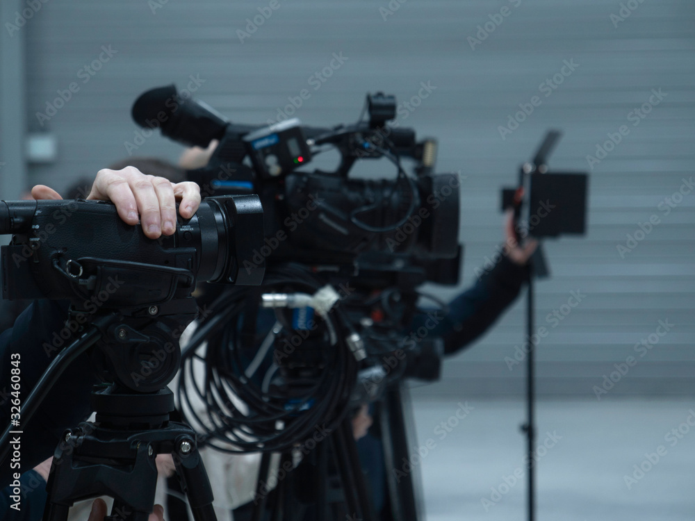 Medios de comunicación en acción en una rueda de prensa Medios de comunicación en acción en una rueda de prensa