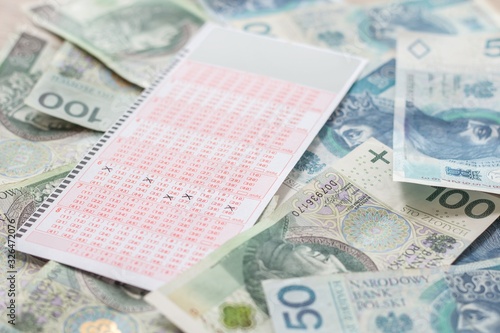 Obraz na płótnie Wygrana w lotto. Pieniądze leżą na stole a kupon ze szczęśliwymi liczbami leży na gotówce. w salonie