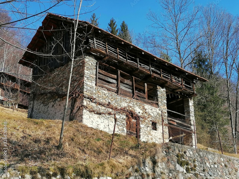 fienile in legno e pietra fienile in legno e pietra