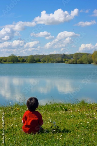 Enfant regarde le lac
