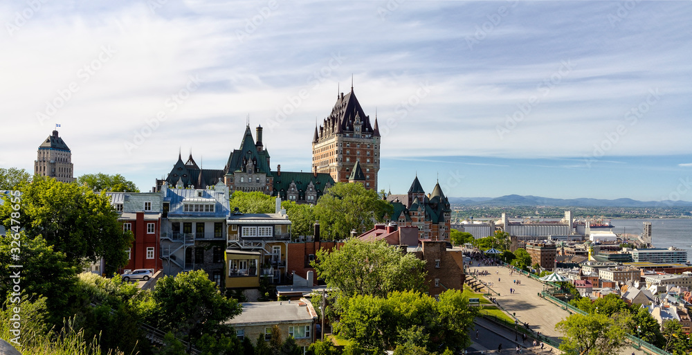 Fototapeta premium Frontenac Castle and Dufferin Terrace - Quebec
