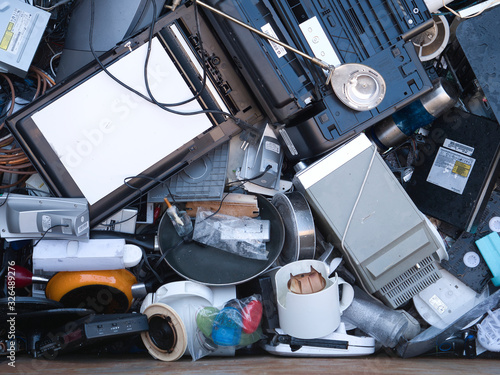 Conjunto de aparatos eléctricos reciclados en un contenedor