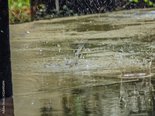 Taking advantage of the rain to capture drops of water at the right time