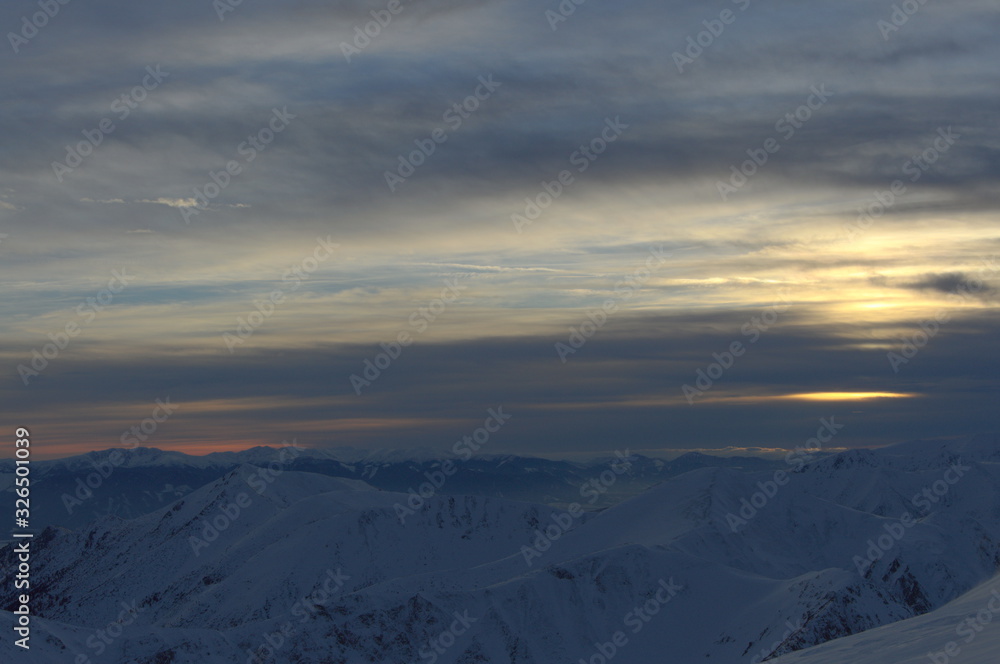 kolorowy zachód słońca na Tatrami