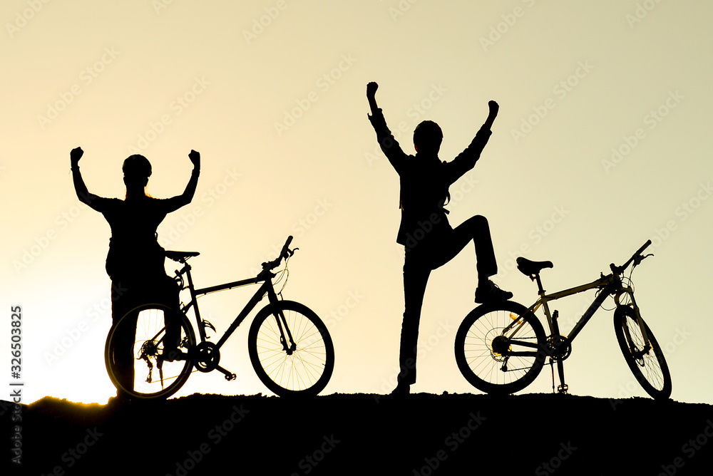 Obraz premium trips and successes of two happy cyclists in the summit mountains