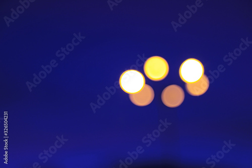 Fotografía azul fondo con luces redondas naranjas 4M0A0563-as20