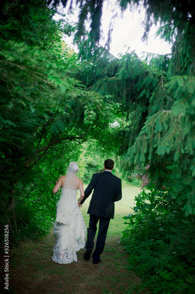 Fototapeta premium Bride and Groom Under Trees