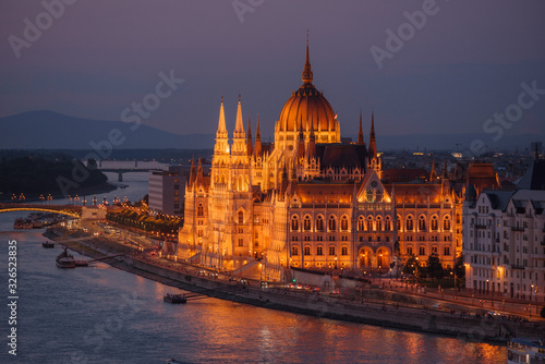 Parlamento de Budapest y el río danubio al anochecer en una calurosa tarde-noche  photo