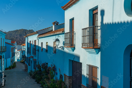 Fotografi Buildings on a background of mountains in Juzcar blue town, Province of Malaga, Spain