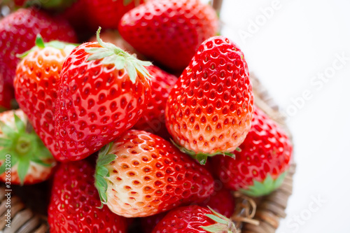 Wallpaper Mural イチゴ　かごに入った新鮮な苺 Torontodigital.ca