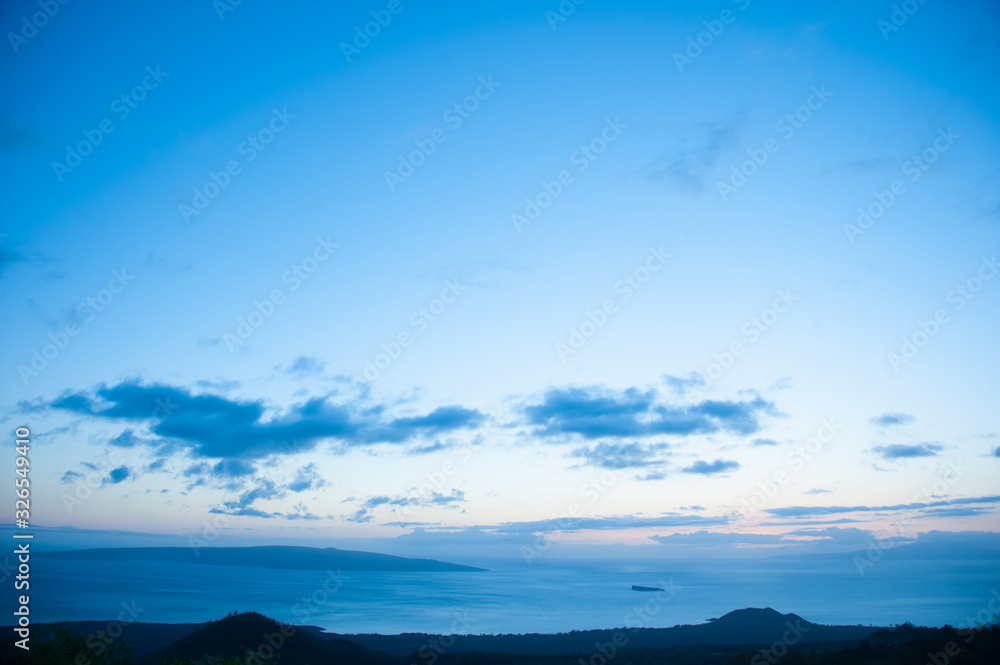 Fototapeta premium Twilight seascape with beautiful crater island, Molokini, Maui, Hawaii