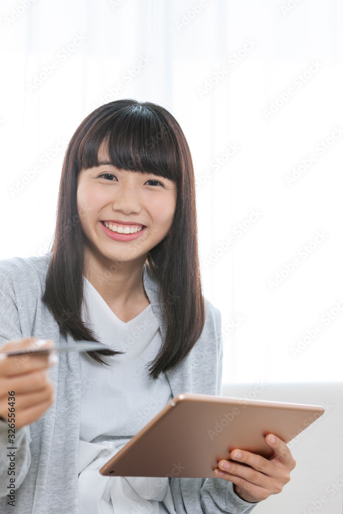 ネットショッピングをする女の子 ネットショッピングをする女の子