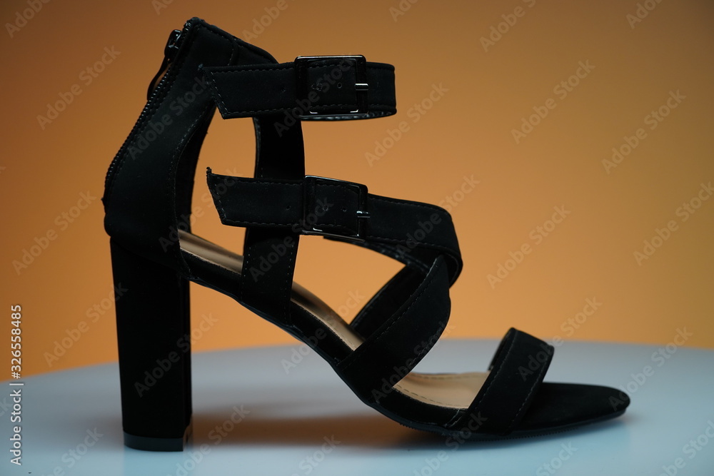 Sandalia de mujer en piel negra y tacón Sandalia de mujer en piel negra y tacón
