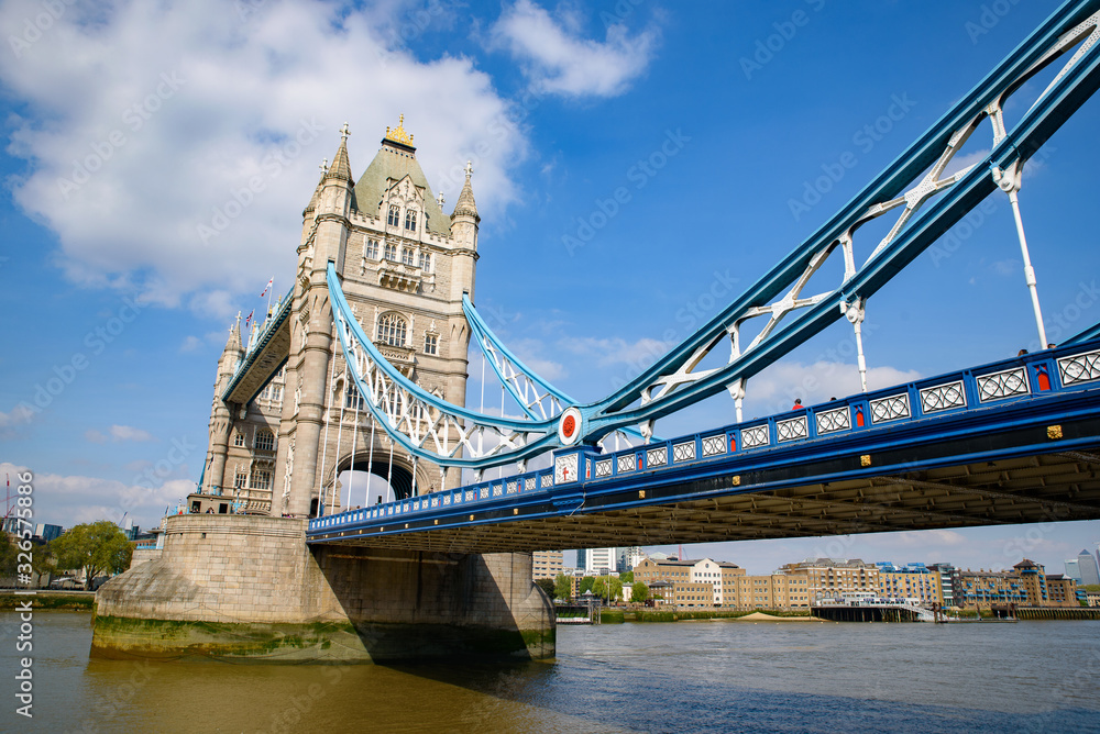 Obraz premium Tower Bridge crossing the River Thames in London, United Kingdom