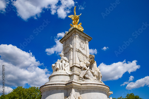 Wallpaper Mural Victoria Memorial, a monument to Queen Victoria, in front of Buckingham Palace