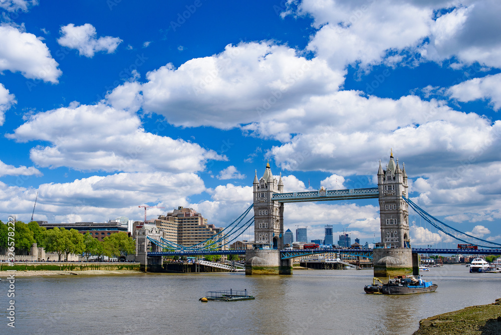 Fototapeta premium Tower Bridge crossing the River Thames in London, United Kingdom