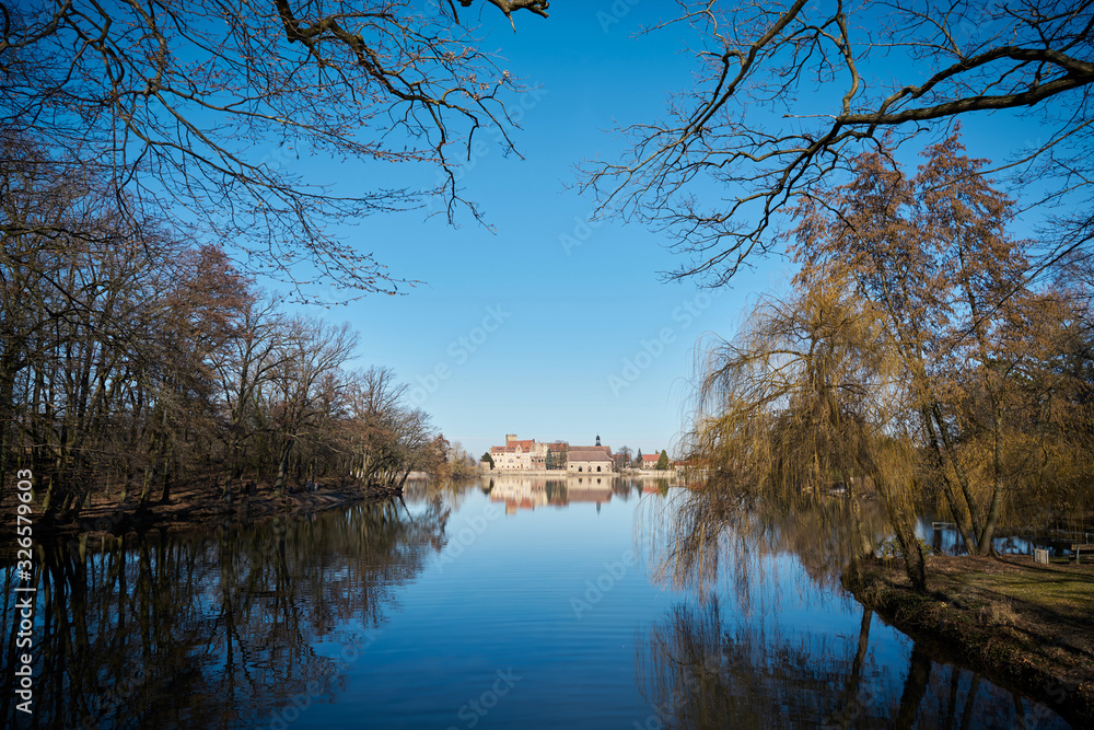 Obraz premium Ansicht des Ortes Flechtingen mit dem historischen Wasserschloss