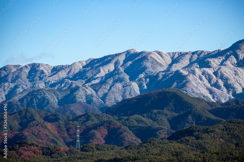 紅葉と冠雪の南アルプスの山脈 紅葉と冠雪の南アルプスの山脈