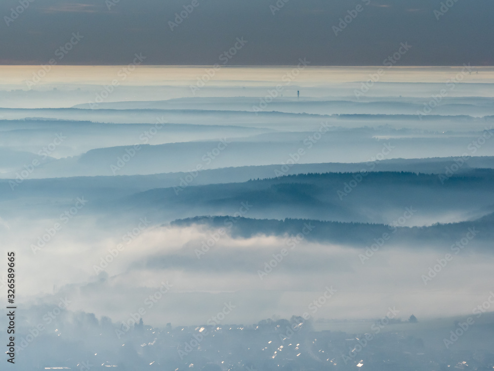 photos aériennes de la vallée de la Seine dans la brume à Vernon dans l'Eure