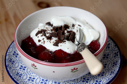 Kirschgrütze mit Schlagsahne und Schokolade