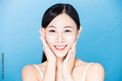 woman apply sunscreen on face
