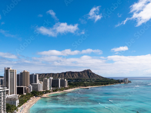 ハワイで人気の観光地、ワイキキビーチとダイヤモンドヘッドの風景。