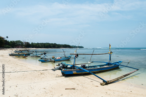 Barcas de madera en una playa tropical de Indonesia un día soleado