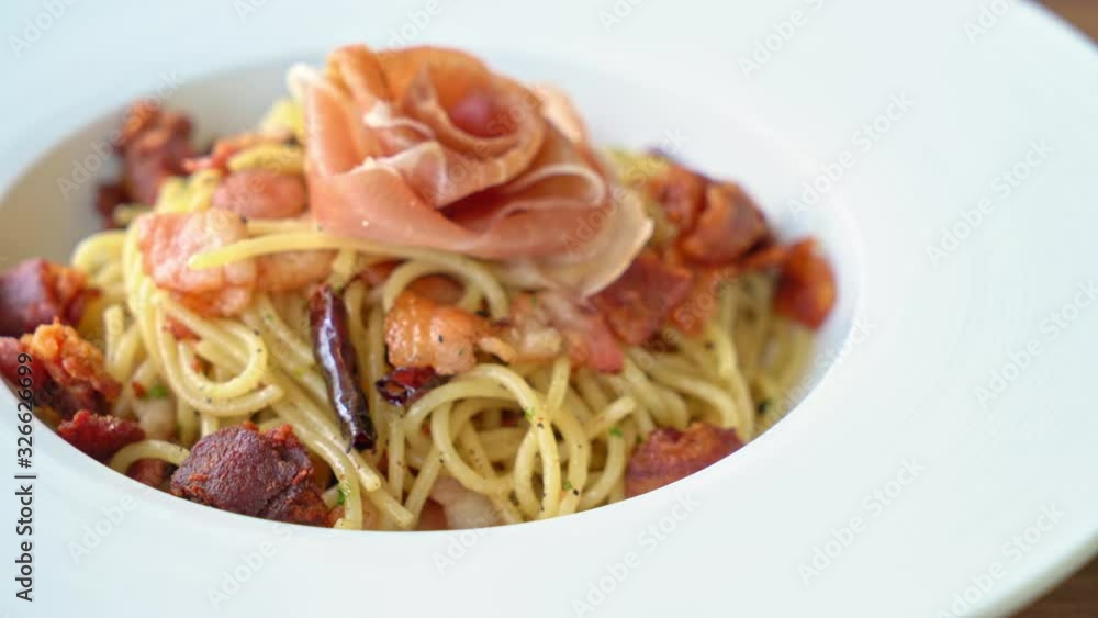 spaghetti with chilli, olive oil and prosciutto bacon spaghetti with chilli, olive oil and prosciutto bacon