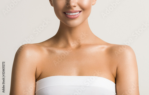 Photo Beautiful woman teeth smile  neck shoulders lips healthy skin cosmetic tanned sk