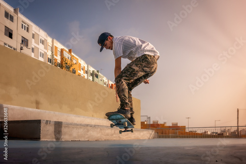 foto 3 (descenso). El joven patinador hace un truco llamado boneless. skateboarding photo