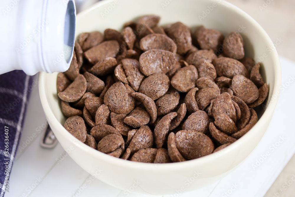 bol de céréales soufflés au chocolat et lait bol de céréales soufflés au chocolat et lait