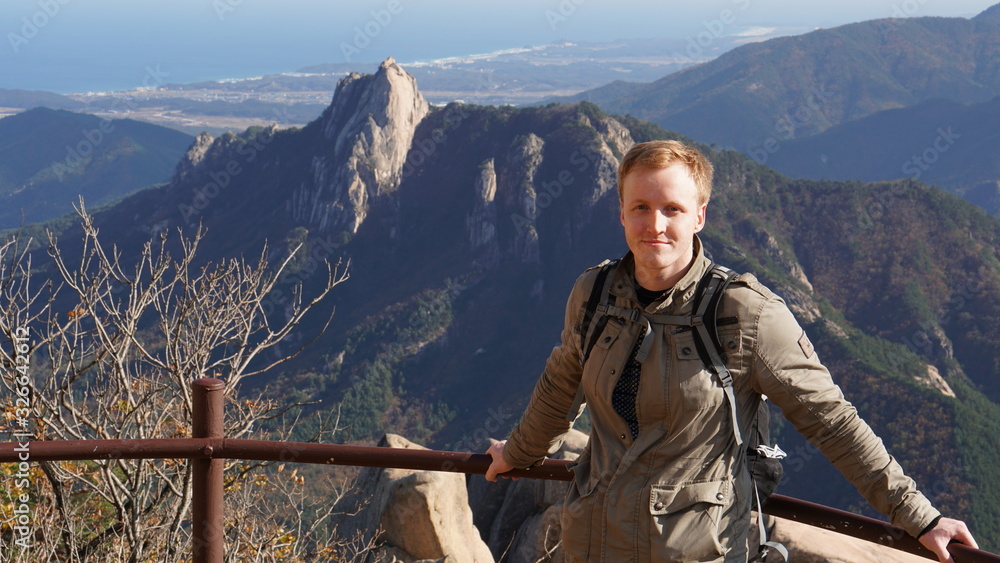 Φωτογραφία Young man on the top of Ulsanbawi mountain in a Seoraksan National Park in South Korea, Asia