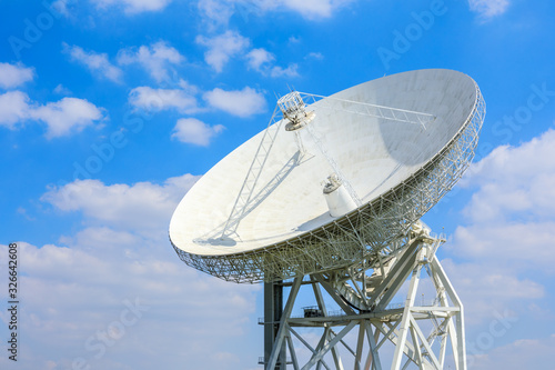 Foto Observatory radio telescope under the blue sky in Shanghai.