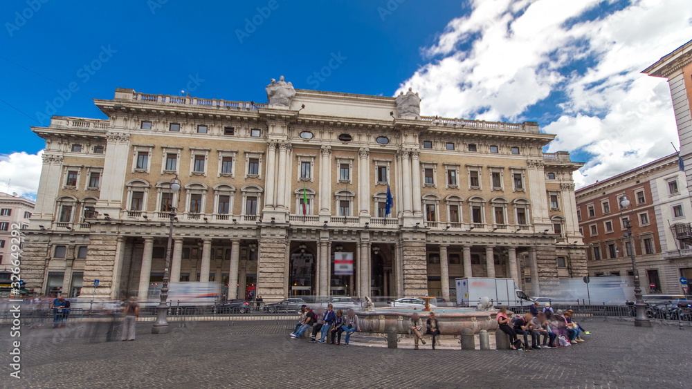 Obraz premium Tourists in Piazza Colonna timelapse near Galleria Alberto Sordi in Rome