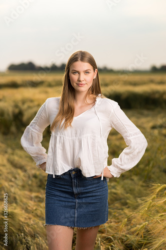 Junge Frau genießt das Landleben im Feld
