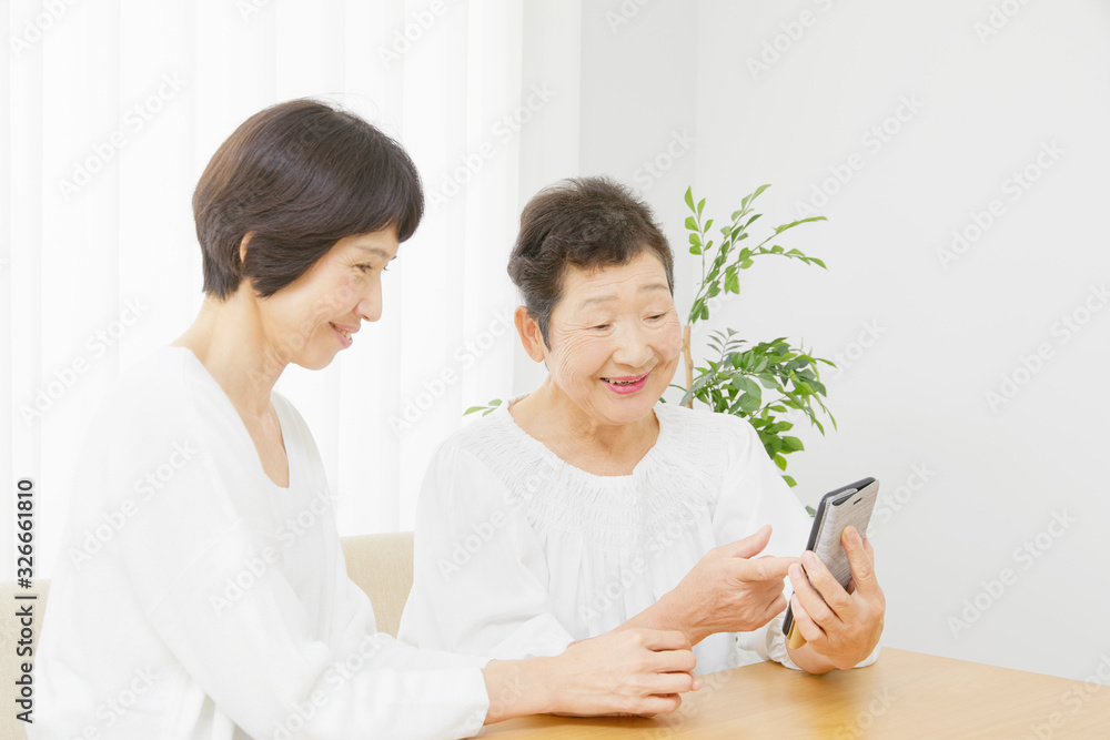 母娘 女性 スマートフォン 母娘 女性 スマートフォン
