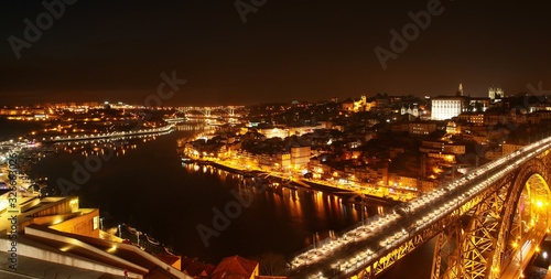 Vista nocturna de la desembocadura del río Douro a su paso por las ciudades de Oporto y Vila Nova de Gaia en Portugal y del famoso puente Don Luis I que las comunica. © AngelLuis