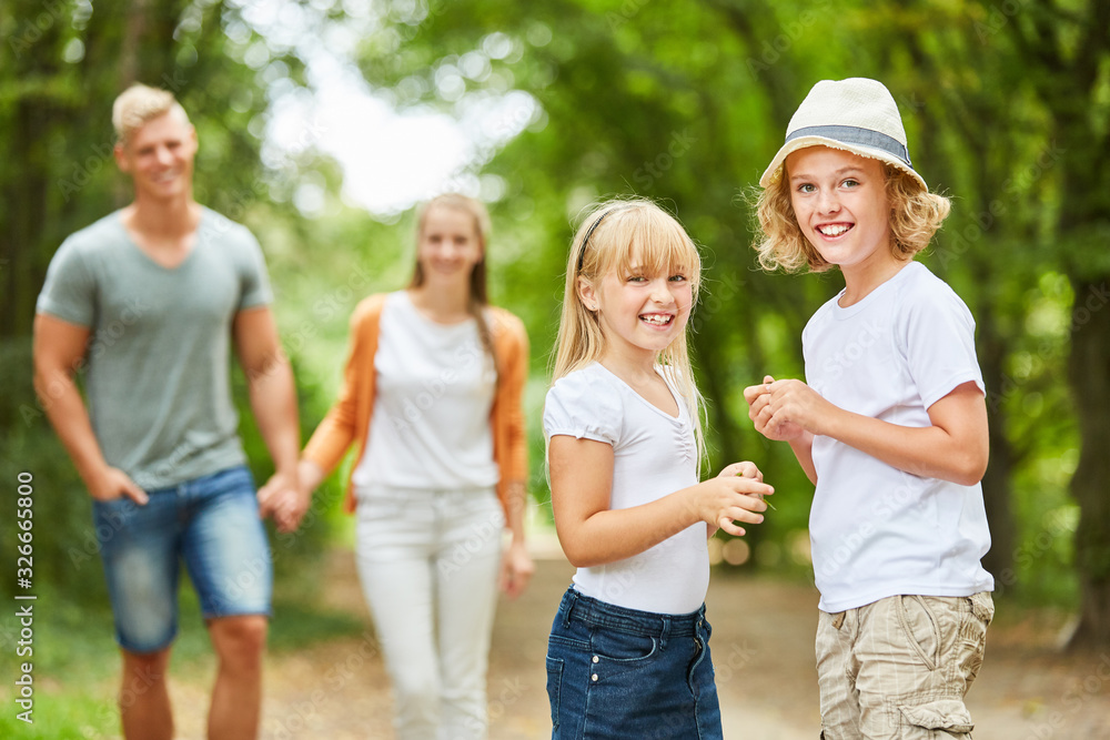 Fototapeta premium Geschwister Kinder auf einem Ausflug