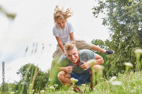 Junge beim Bockspringen mit seinem Vater