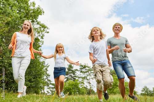 Aktive Familie und Kinder laufen fröhlich