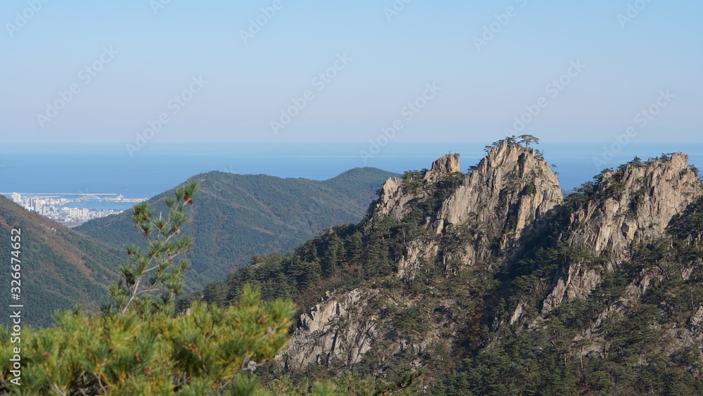 Fototapeta premium Autumn mountains and rocks in Seoraksan National Park in Sokcho in South Korea.