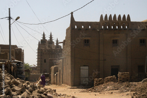 tradycyjne budynki z cegiel i gliny w timbuktu, mali